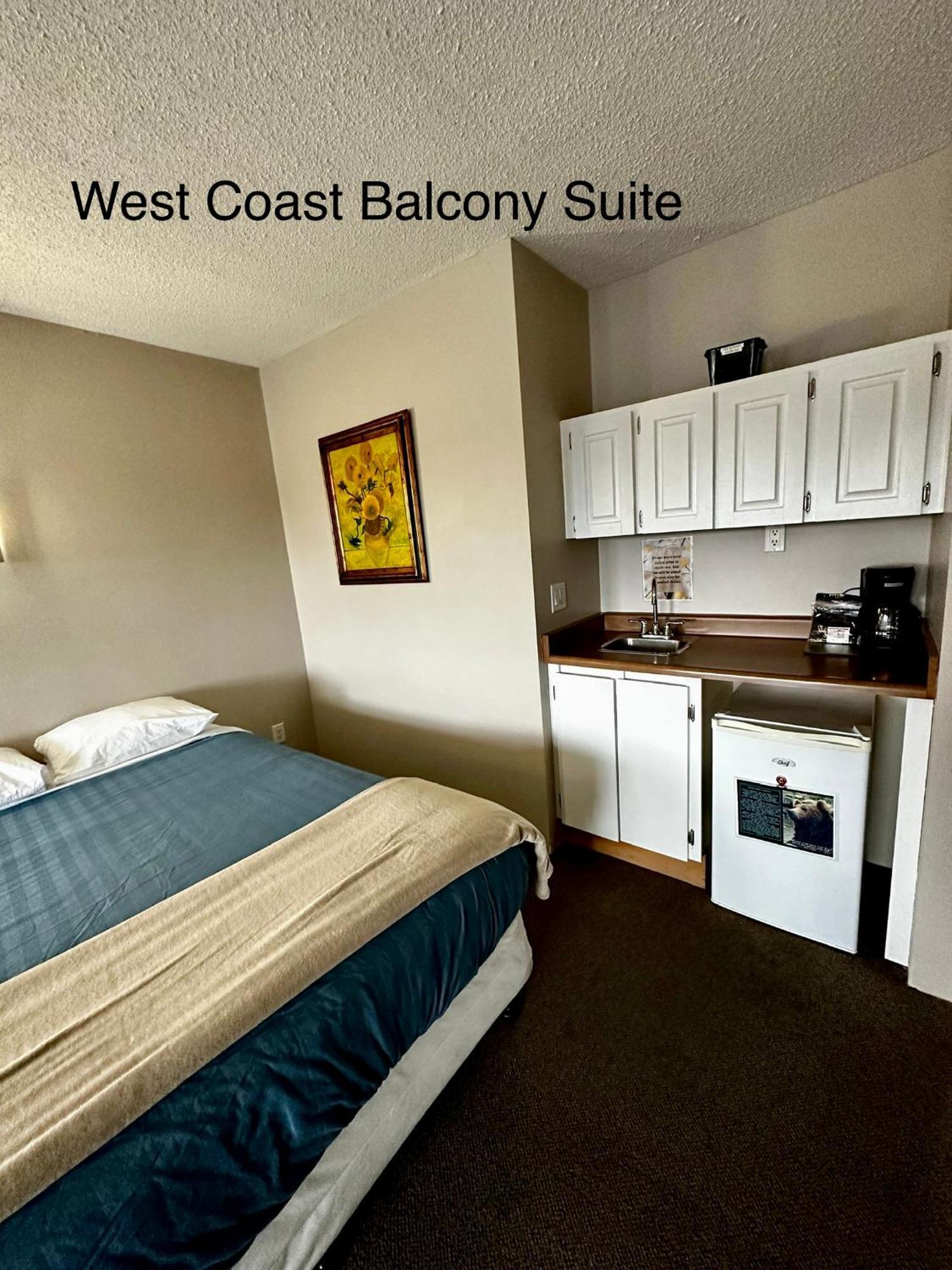 West Coast Motel On The Harbour Юклулет Экстерьер фото