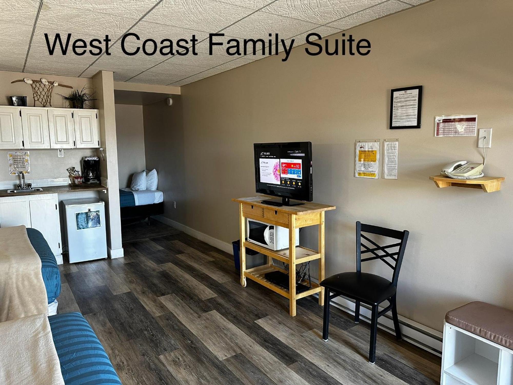 West Coast Motel On The Harbour Юклулет Экстерьер фото